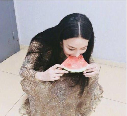 伦敦吃瓜网红是谁呀图片,揭秘伦敦网红“吃瓜达人”之谜